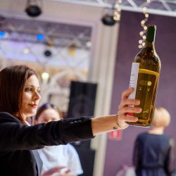 Александра Скачкова - девушка-фокусник на праздник в Москве. Телефон Вашего исчезнет, а потом появится внутри бутылки в вином