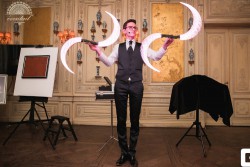 Фокусник на праздник в г. Москва Дамир показывает номер световое жонглирование