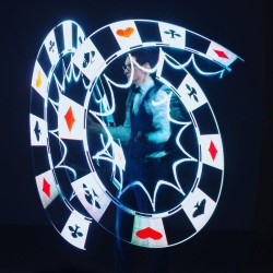 Фокусник на праздник Дамир демонстрирует "Световое иллюзионное шоу"